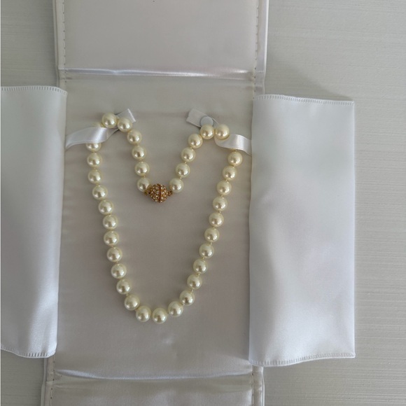 Mikimotto inspired Perl necklace in white with gold tone closure - Picture 3 of 11